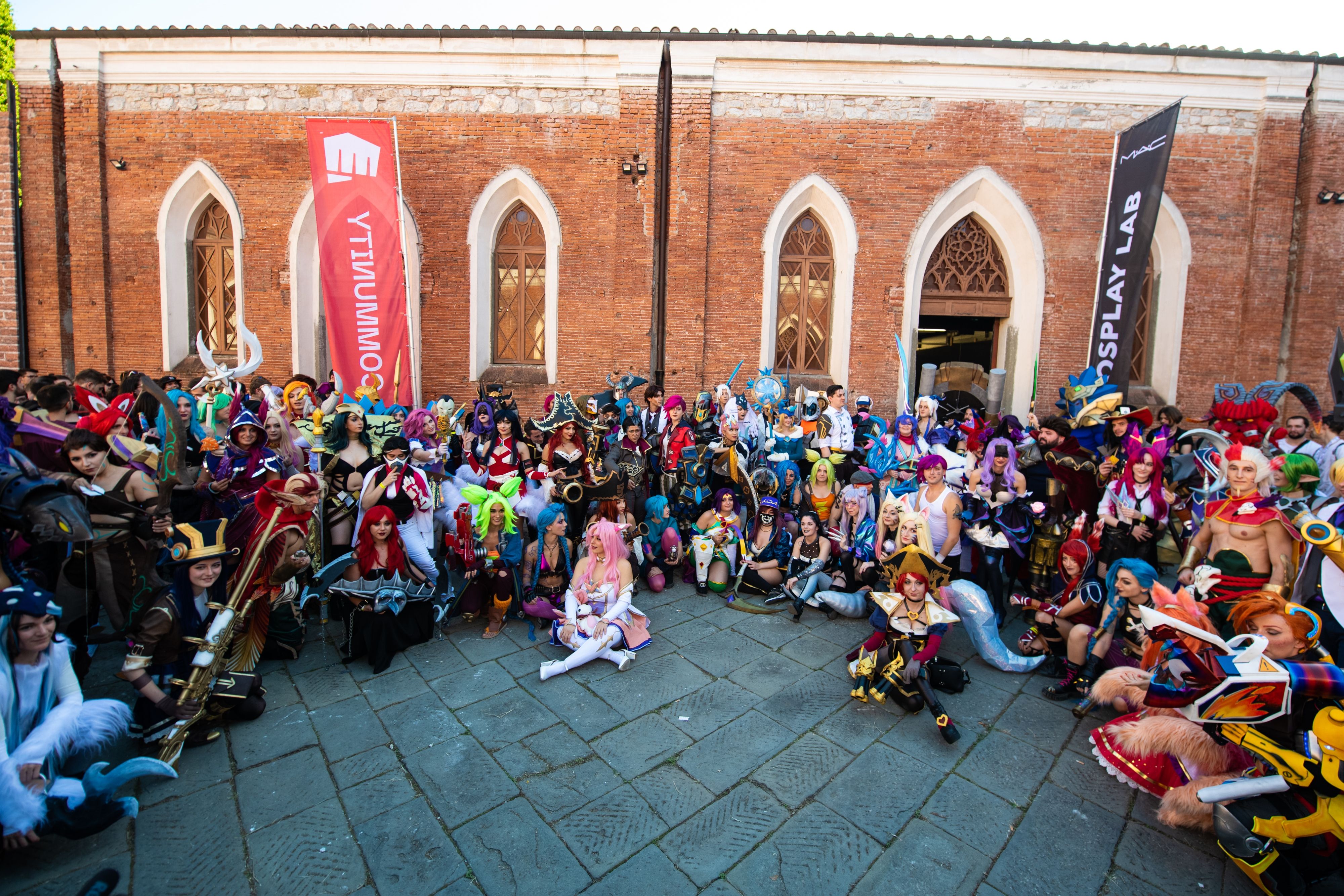 Il raduno nel 2022 dei cosplayer Riot prima di partire per la parata in città